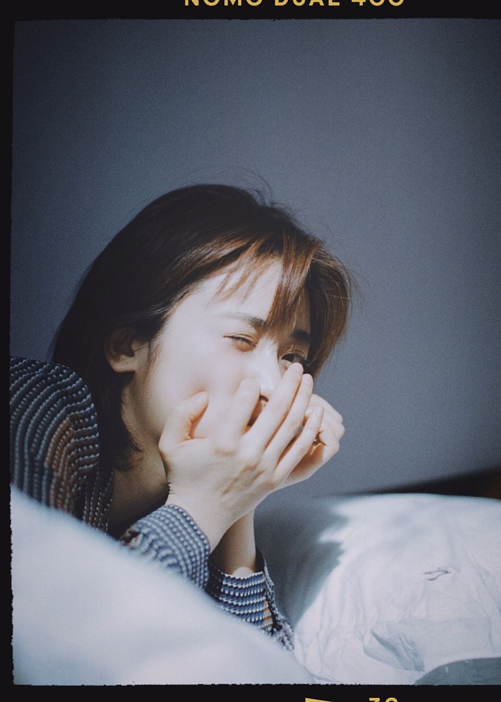 沈月生活写真曝光双眼清澈灵动似邻家小妹 双手托腮可爱到犯规