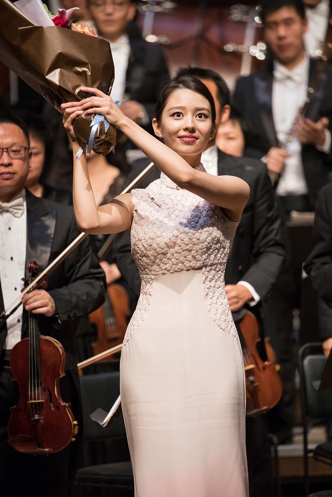 混血娇妻吉娜抱150斤朗朗疑否认怀孕 俘获老公好身材是关键