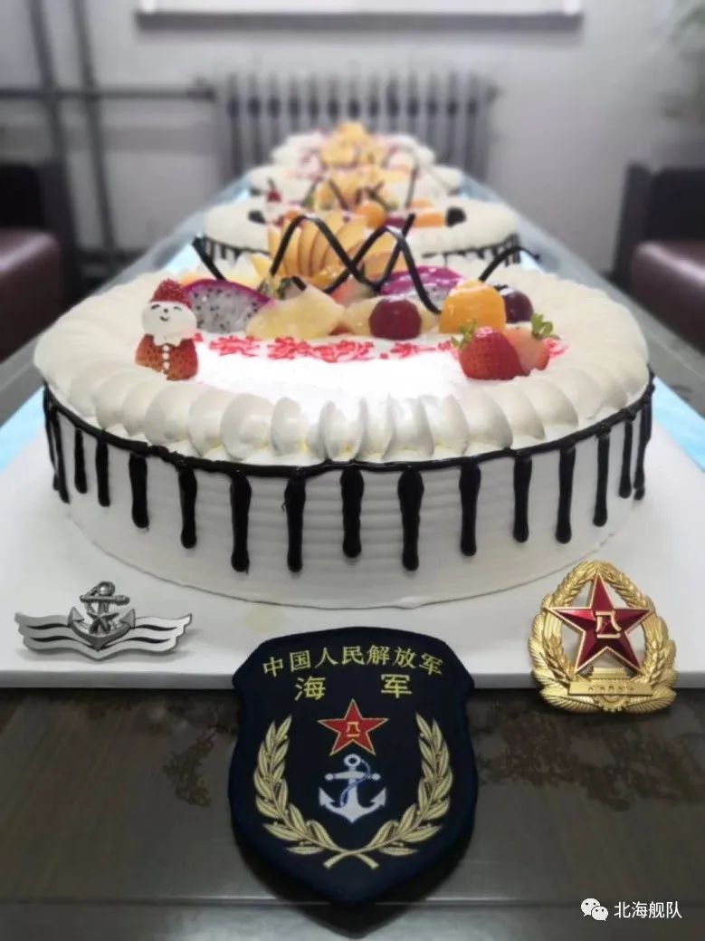 主题党日活动某基地登陆舰大队△汽车兵"摆阵"71"为海军节献礼△官兵