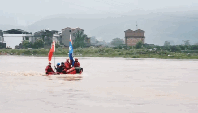 ▲6月6日，南方电网广西桂林永福供电局用冲锋舟渡河抢修