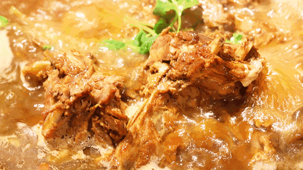 ▲ 羊蝎子火锅，是冬天最好的礼物。