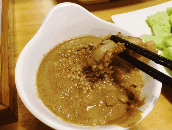 ▲ 芝麻酱是北方火锅的标配。