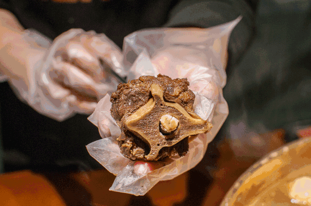 ▲ 骨缝中的骨髓，有着羊肉没有的鲜美。