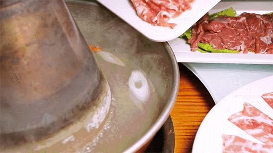 ▲ 羊肉下锅碰到锅壁的瞬间，带起的刺啦声，简直是人间最美妙的音乐。