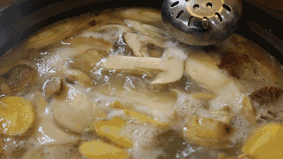 ▲ 各种菌子汇聚一锅，怎一个鲜美了得！