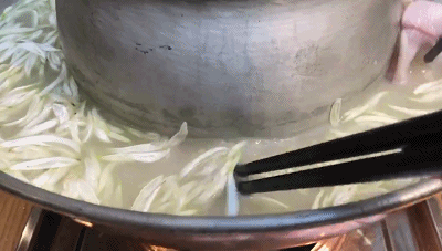 ▲ 最地道的菊花火锅，多选用杭白菊花瓣。