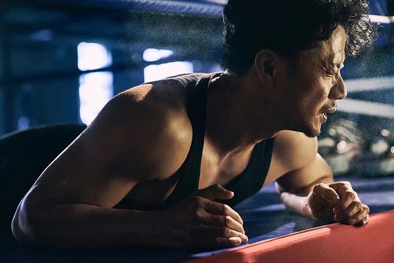 47岁段奕宏身材炸裂:人到中年,靠跑步阻止油腻!