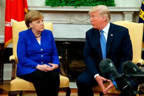2018年4月27日，在美国华盛顿白宫，美国总统特朗普（右）与德国总理默克尔举行会晤。新华社/美联