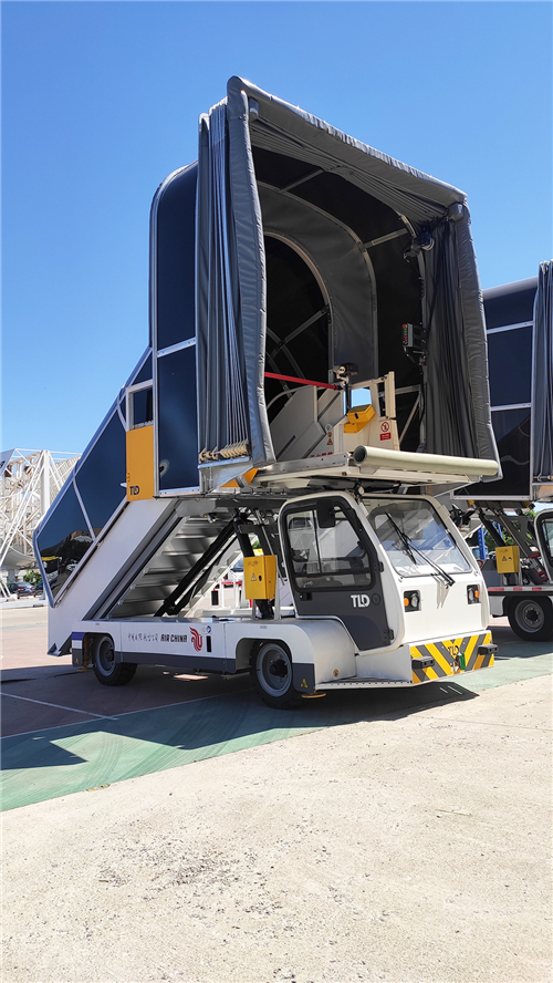 arj21-700配套的客梯车国航运行控制中心:终于等到了为arj21-700签字