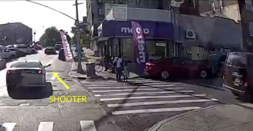 枪手从车中向罗宾逊开枪(监控录像截图)