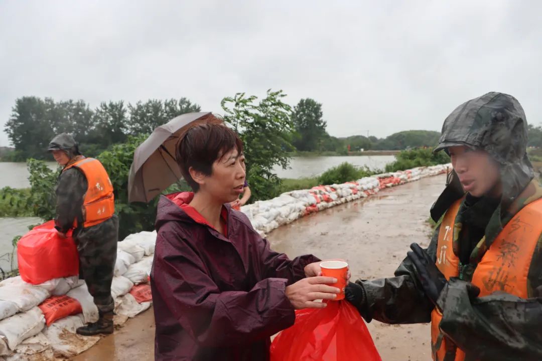 热点|抗洪大堤上的这些镜头,太暖了!