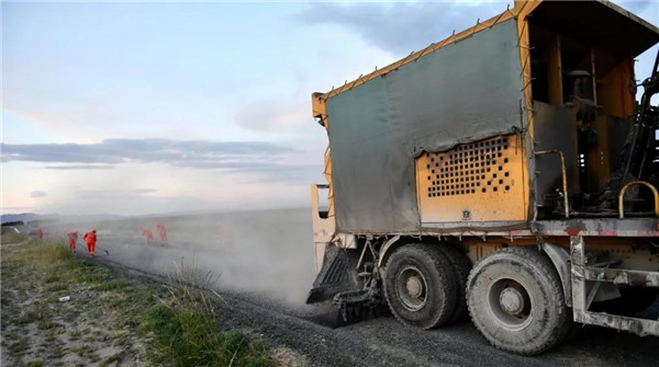 [甘肃]张掖公路局为帮扶村铺筑通村路(图)