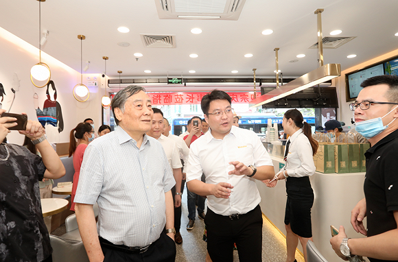 娃哈哈集团董事长宗庆后出席新店开业仪式。（图片来源：娃哈哈奶茶）