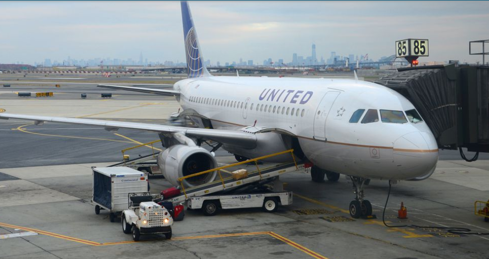 美国联合航空公司的一架飞机停在纽瓦克国际机场。（图：ShutterStock）