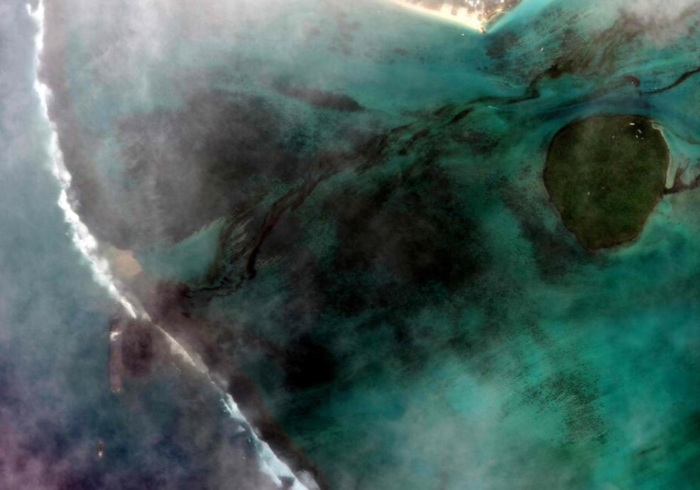 被重油污染的海面（法新社）