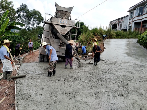 重庆大足泥巴路换水泥路鱼老板乐开花图