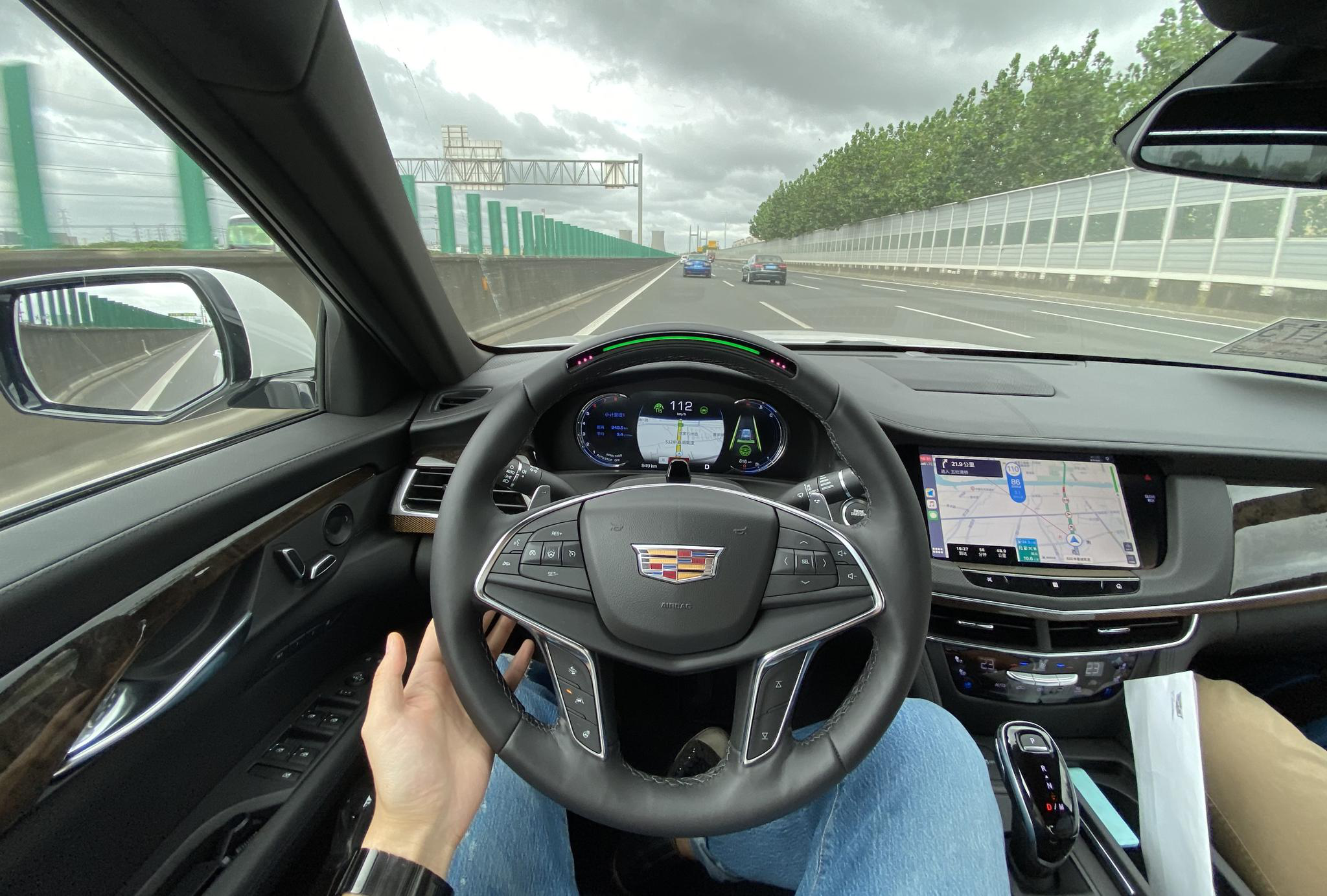 开车可以大撒把了但你还是不能玩手机