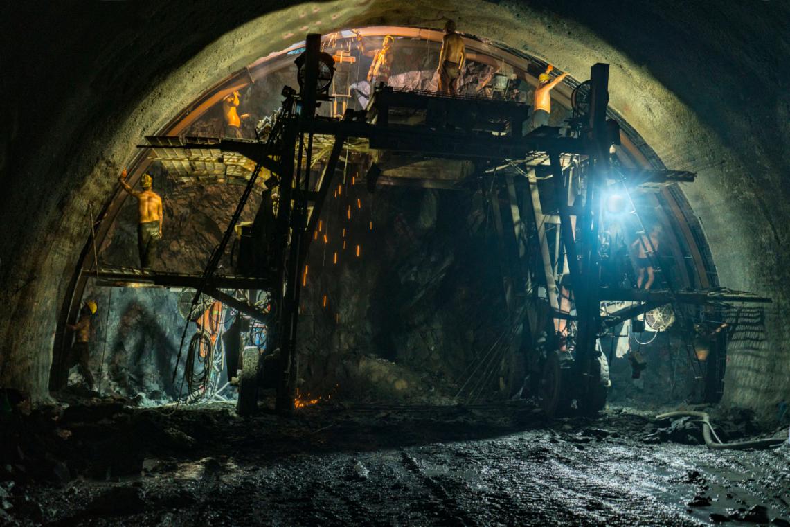 平益高速八标鹅公尖隧道工字钢架设施工.贺大同 摄