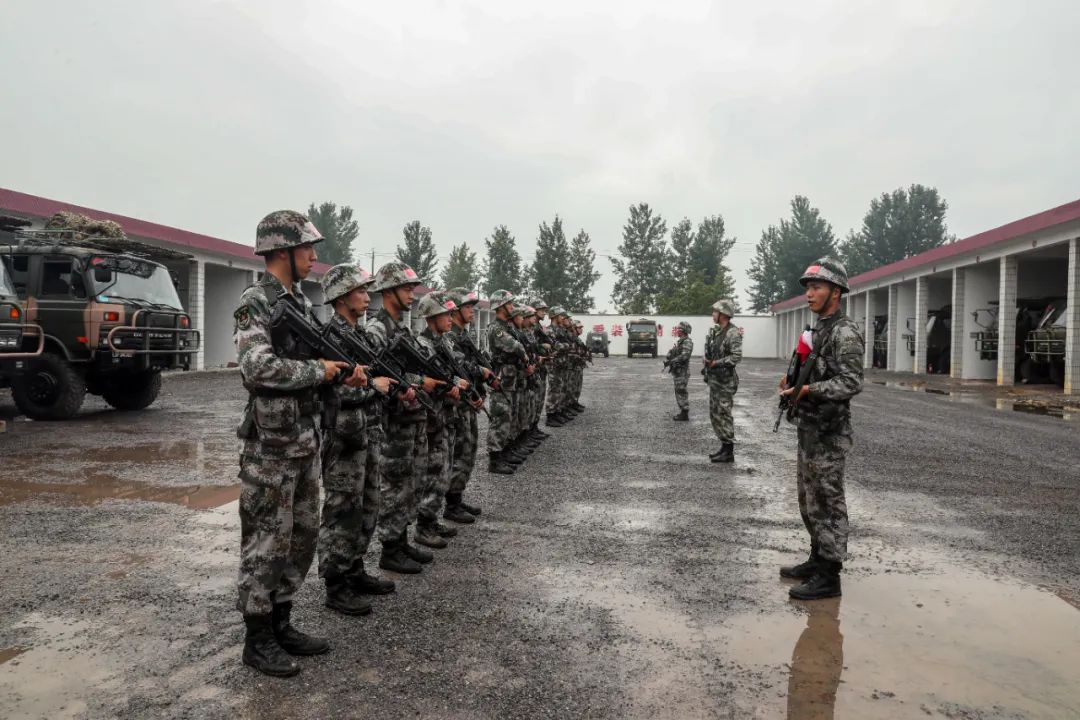在第72集团军某合成旅拉开序幕一场装甲维修专业班组考核骄阳似火