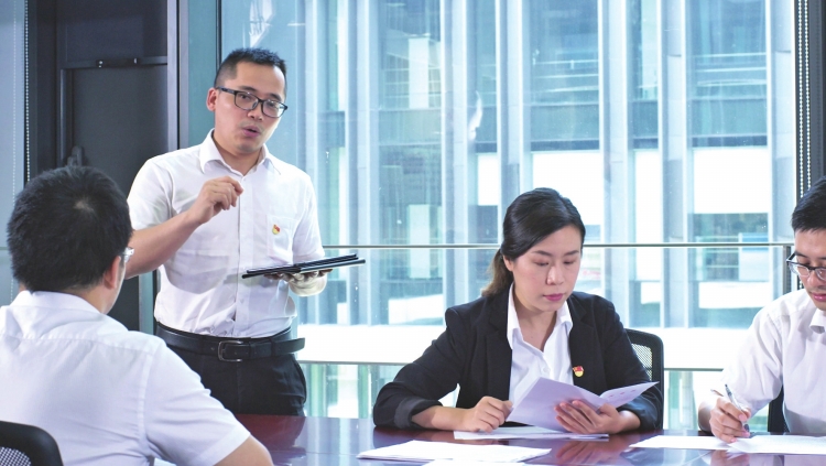 南网科研院青年科研工作者针对"双百改革"进行交流探讨. 许建军 摄