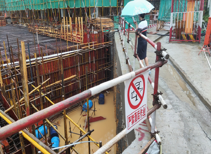 高边坡,防洪排水沟渠,防雷接地设施,脚手架及支撑体系等方面,并督促