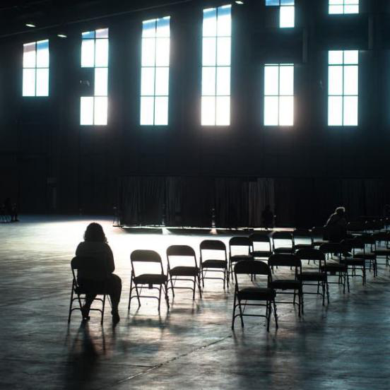 △奥克兰市一位正在等待失业救济金的人 图片来源：《纽约时报》