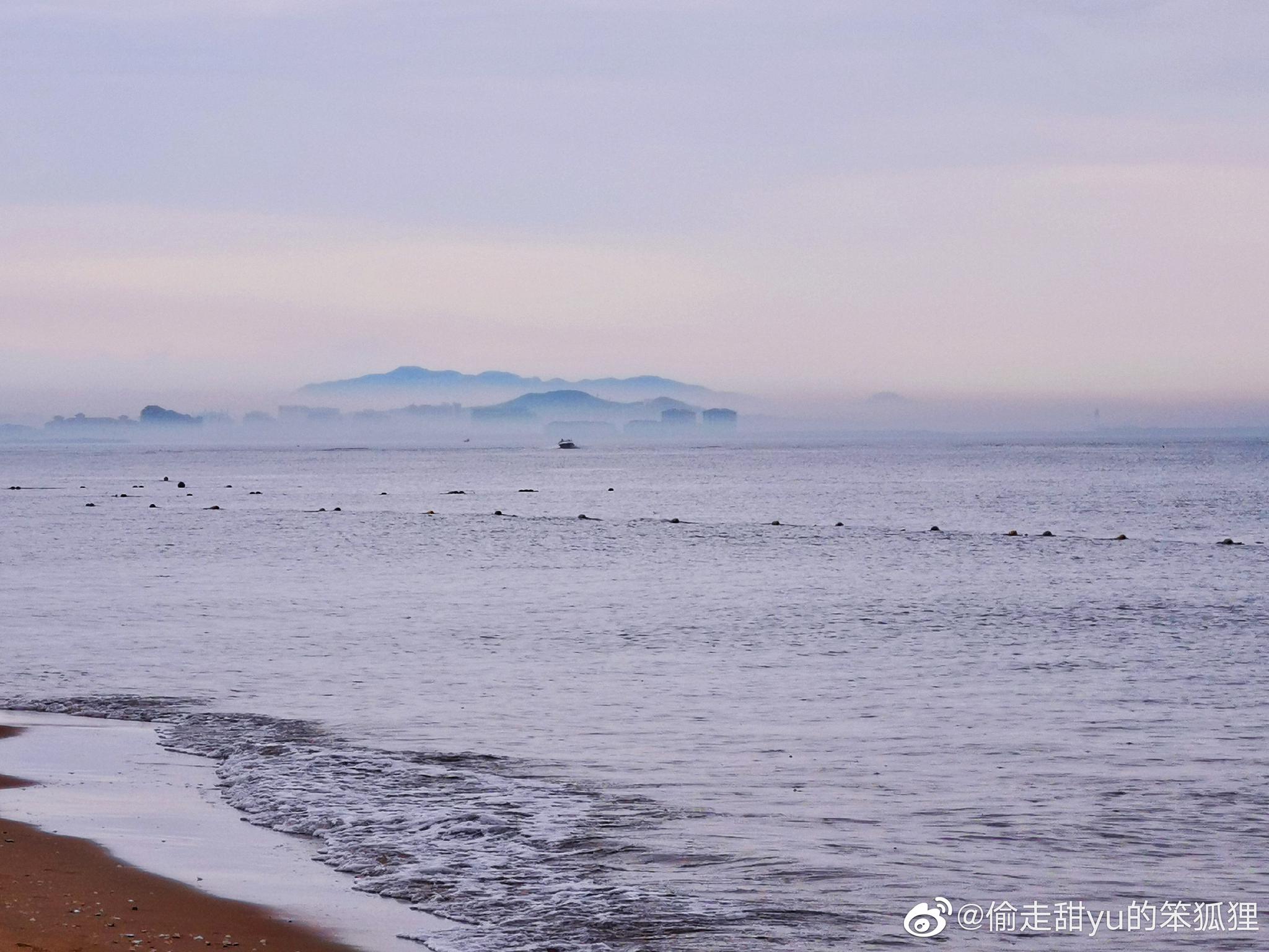 的差异,远方的景物,在光线传播时发生异常折射和全反射,从而造成蜃景