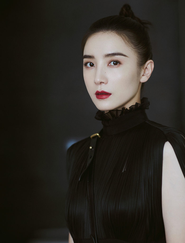 宋佳梳丸子头拍写真青春无敌 穿搭复古回眸秀侧颜气质典雅