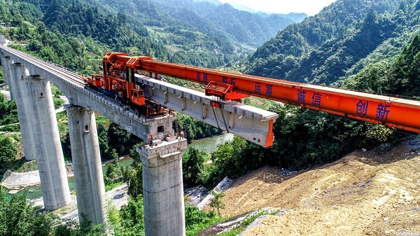 重庆酉阳渝怀铁路二线架桥忙图