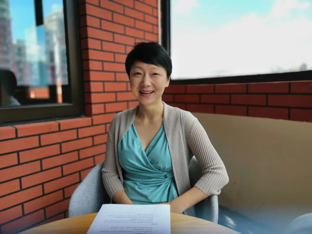 (图为张晓燕老师接受采访)