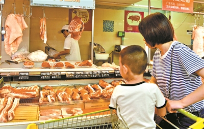 市民选购猪肉。（资料图） 广州日报全媒体记者王燕摄