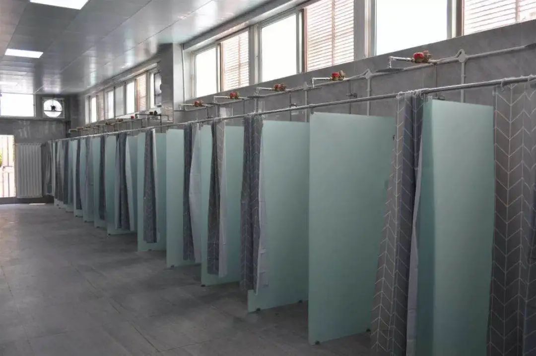 仁园浴室内景05校医院分布到校医院就诊,持医保卡和病历可以享受国家