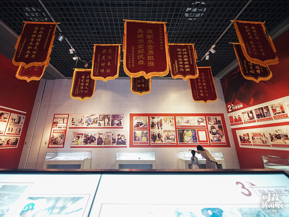 △“人民至上——天津市抗击新冠肺炎疫情纪实展”在天津博物馆开展。这是现场陈列的锦旗。