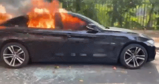 在巴黎的抗议活动中，抗议者烧毁车辆 来源：社交媒体