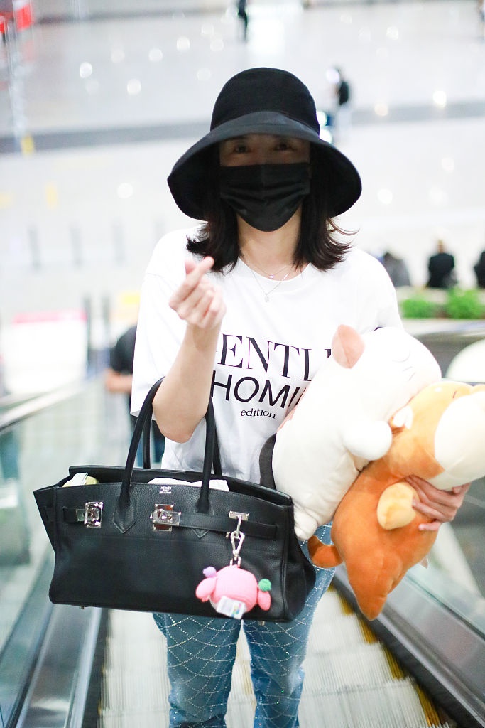 宋佳造型清新与粉丝合影 手拿公仔对镜比心又萌又暖_高清图集_新浪网