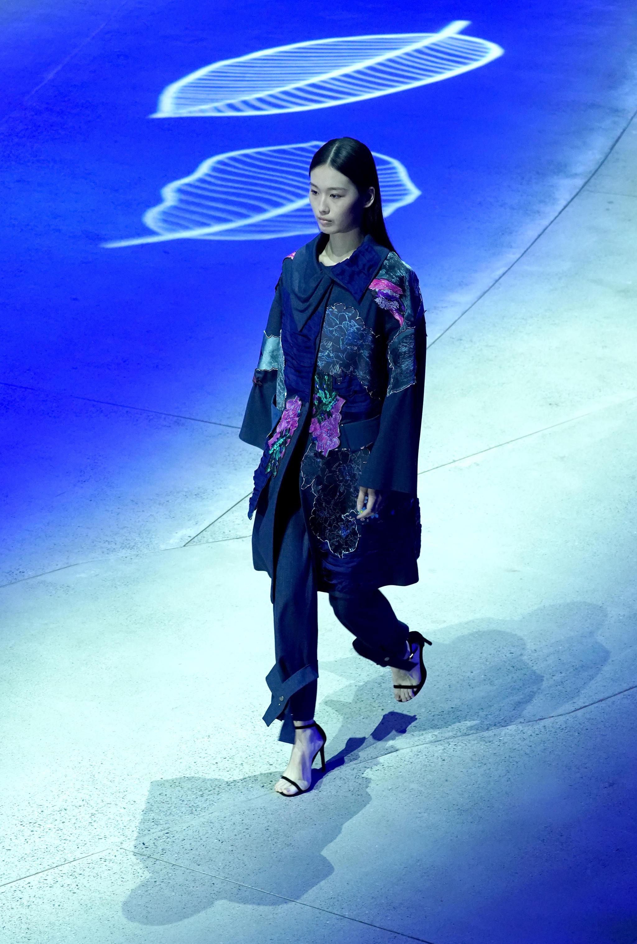 9月15日,模特在北京首钢园举行的2020北京时装周开幕秀上,展示著名