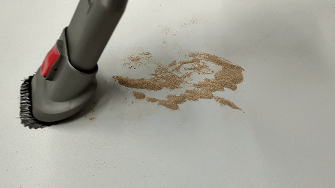 （刷毛可以有效聚拢需要清扫的灰尘，方便吸走）