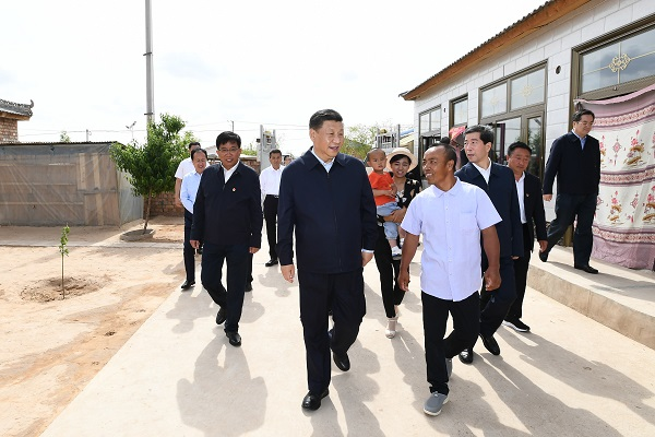 △2020年6月8日，习近平在宁夏吴忠市红寺堡区红寺堡镇弘德村察看回族村民刘克瑞家院落。 