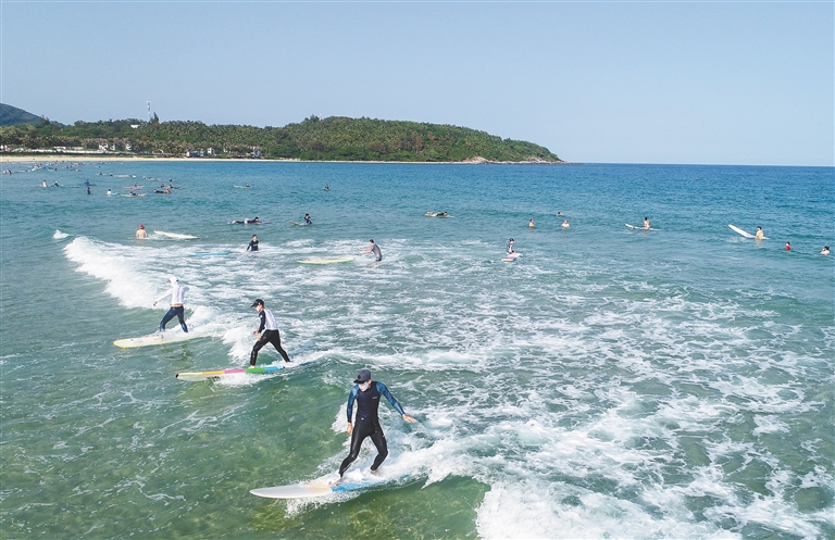 万宁日月湾，冲浪客在浪尖跳跃。 海南日报记者 袁琛 摄