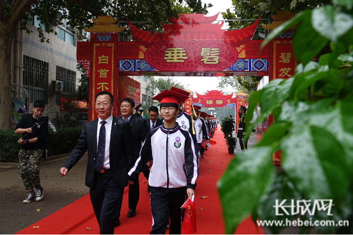 河北衡水中学成人礼在爱的温暖中领悟感恩与责任