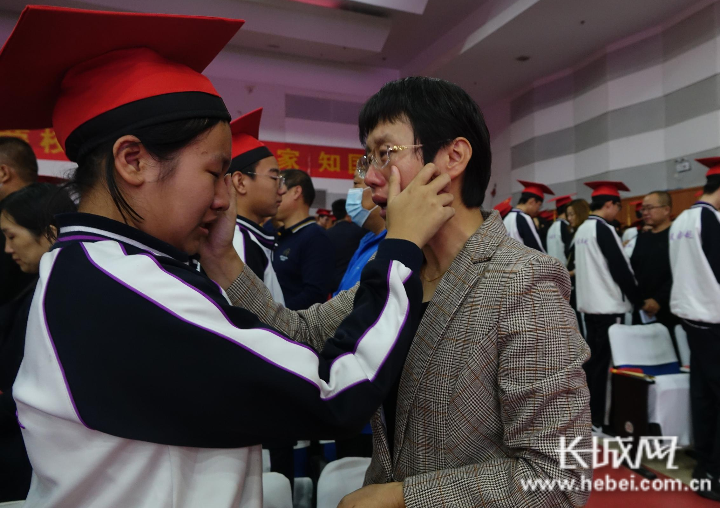 学生与家长相视动情落泪。长城网记者 胡竞文 摄