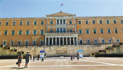 雅典著名旅游景点无名烈士纪念碑前，游客寥寥无几。 本报驻雅典记者 曲俊澎摄
