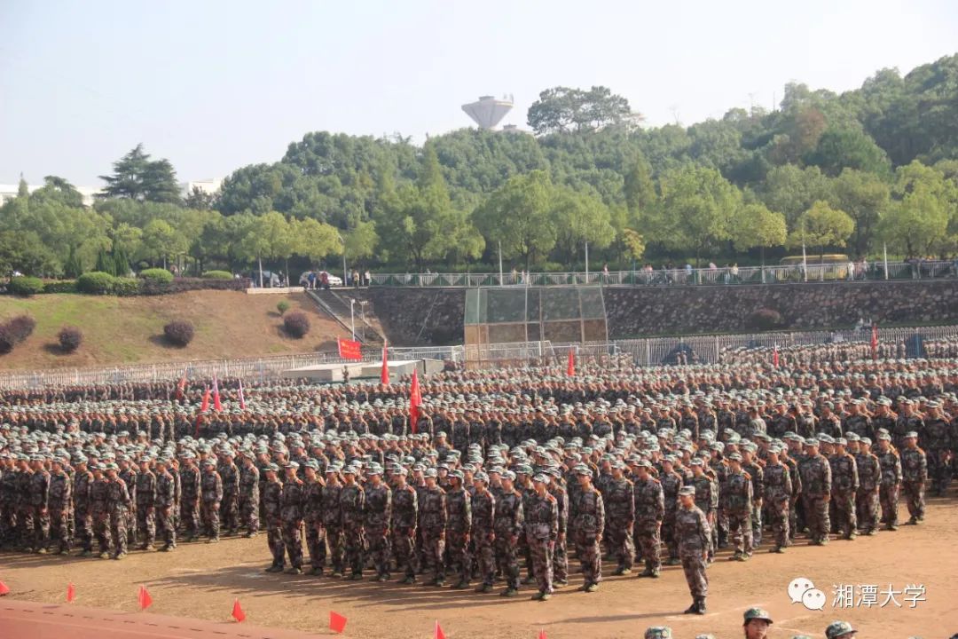 今天2020级新生接受检阅