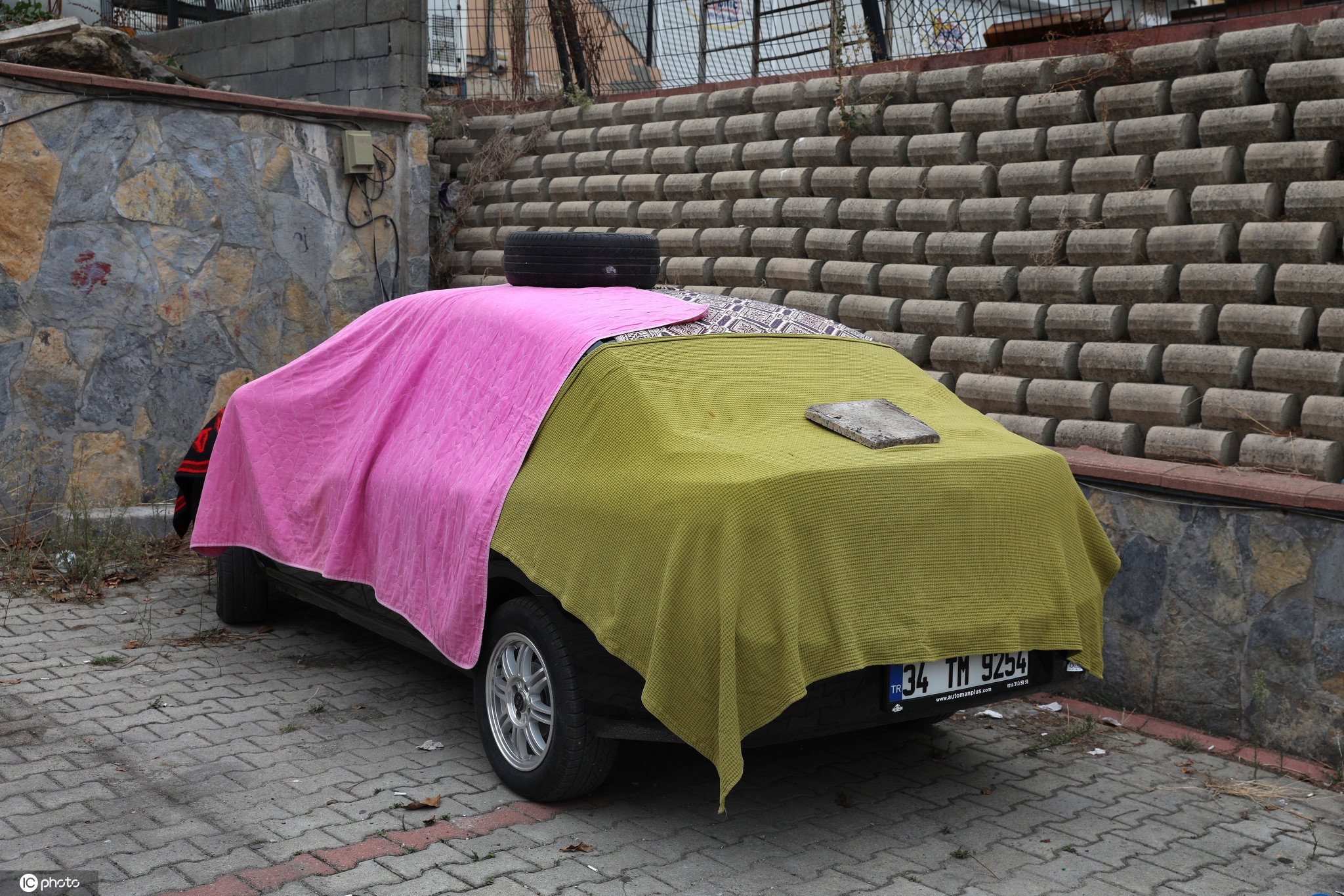 花式护车土耳其车主用毯子棉被纸板箱盖车防冰雹