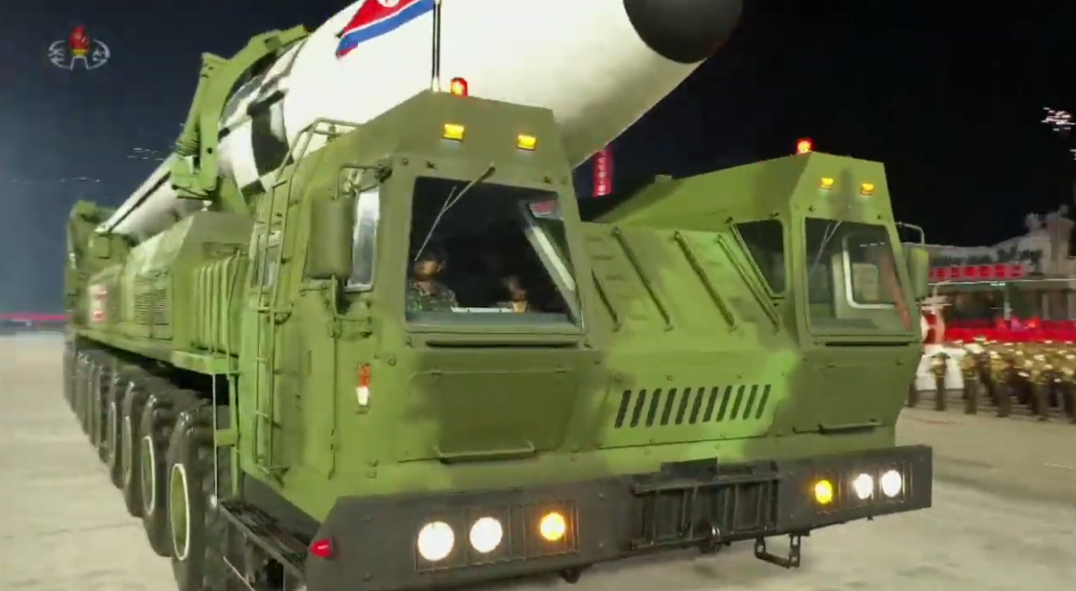 朝鲜展示最新型弹道导弹 比火星15更大(图)