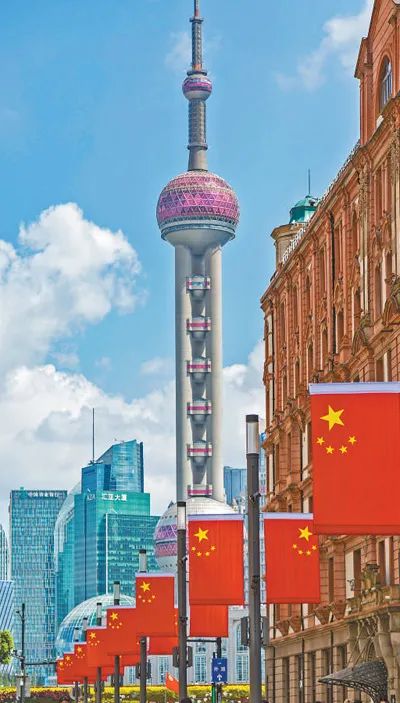 上海南京路步行街悬挂五星红旗迎国庆.图片来源:人民日报