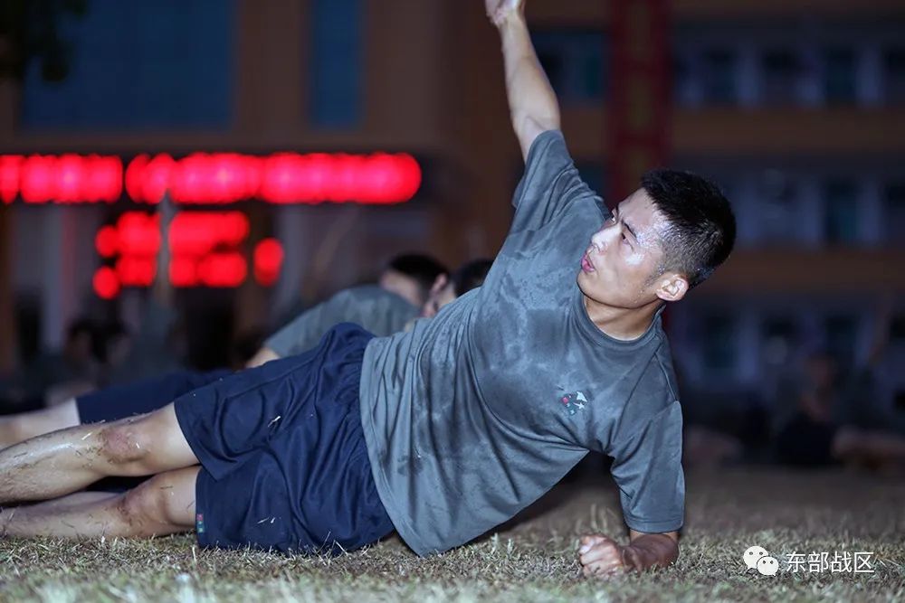 热点|陆军兵哥露出"肌肉铠甲",瞬间燃爆全场!(附视频)