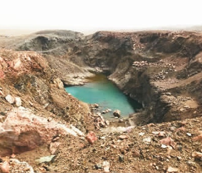 修复前，乌拉山南北麓遍布露天矿坑（资料图片）