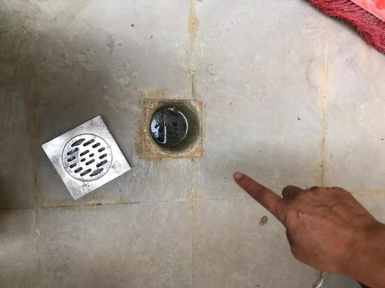 某品牌开发企业精装修别墅的积水地漏。中房报记者 陈标志/摄