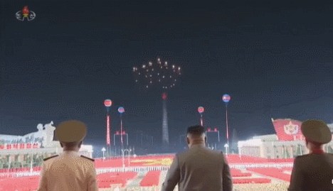 朝鲜人民军航空兵夜间通过主席台时释放热焰弹 图源：朝鲜中央电视台